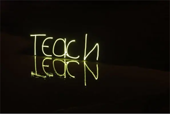 Das Wort "Teach" in Leuchtschrift 
